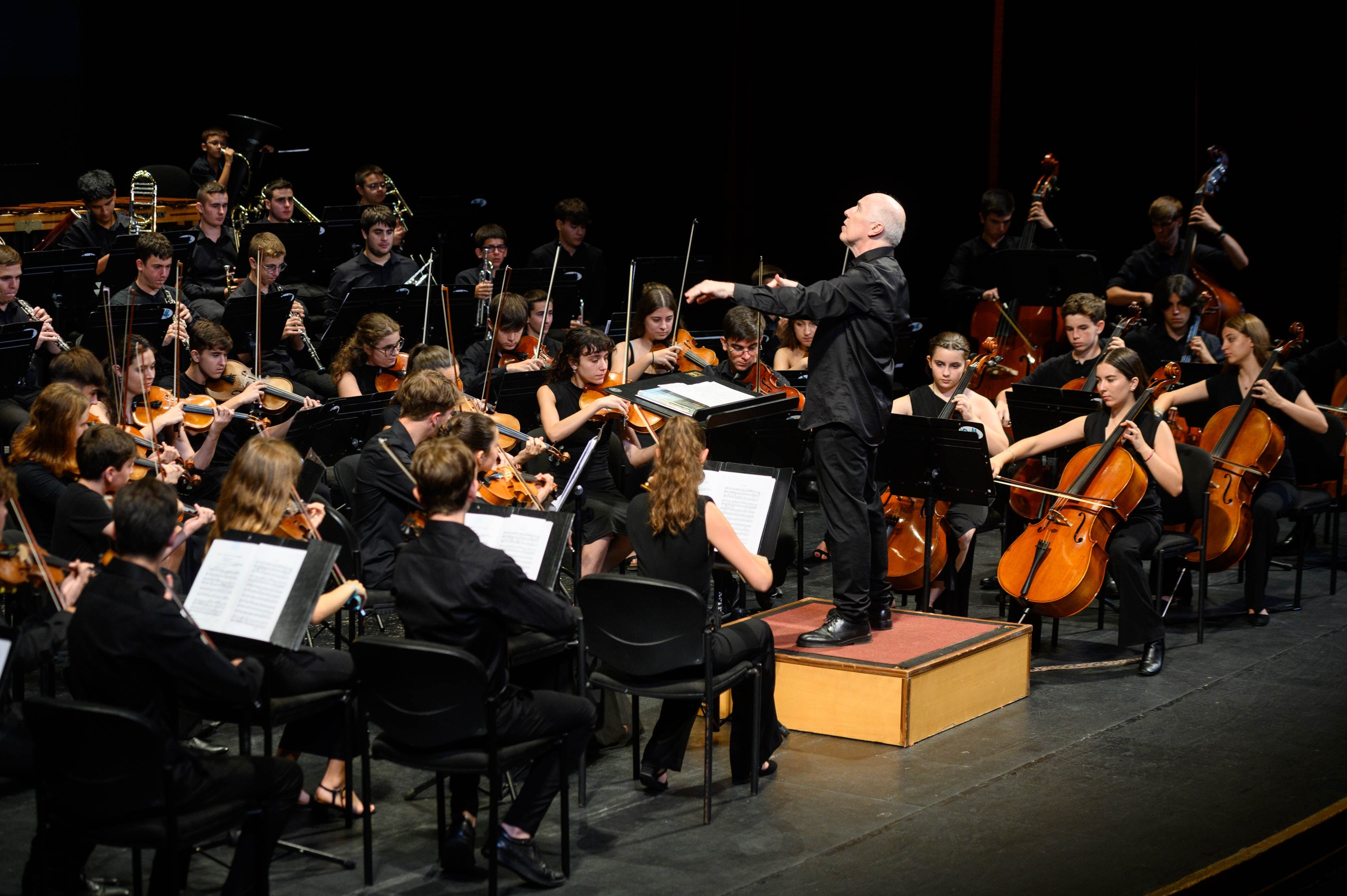 Michael Thomas capitanea un viaje musical por el talento de la Joven Orquesta de Almería, en un repleto Auditorio