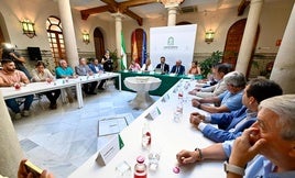 Reunión entre el consejero Ramón Fernández-Pacheco y varios cooperativistas