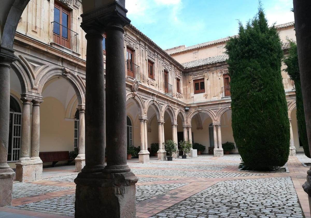 Patio del antiguo Convento de Santo Domingo, donde está el Archivo Provincial.