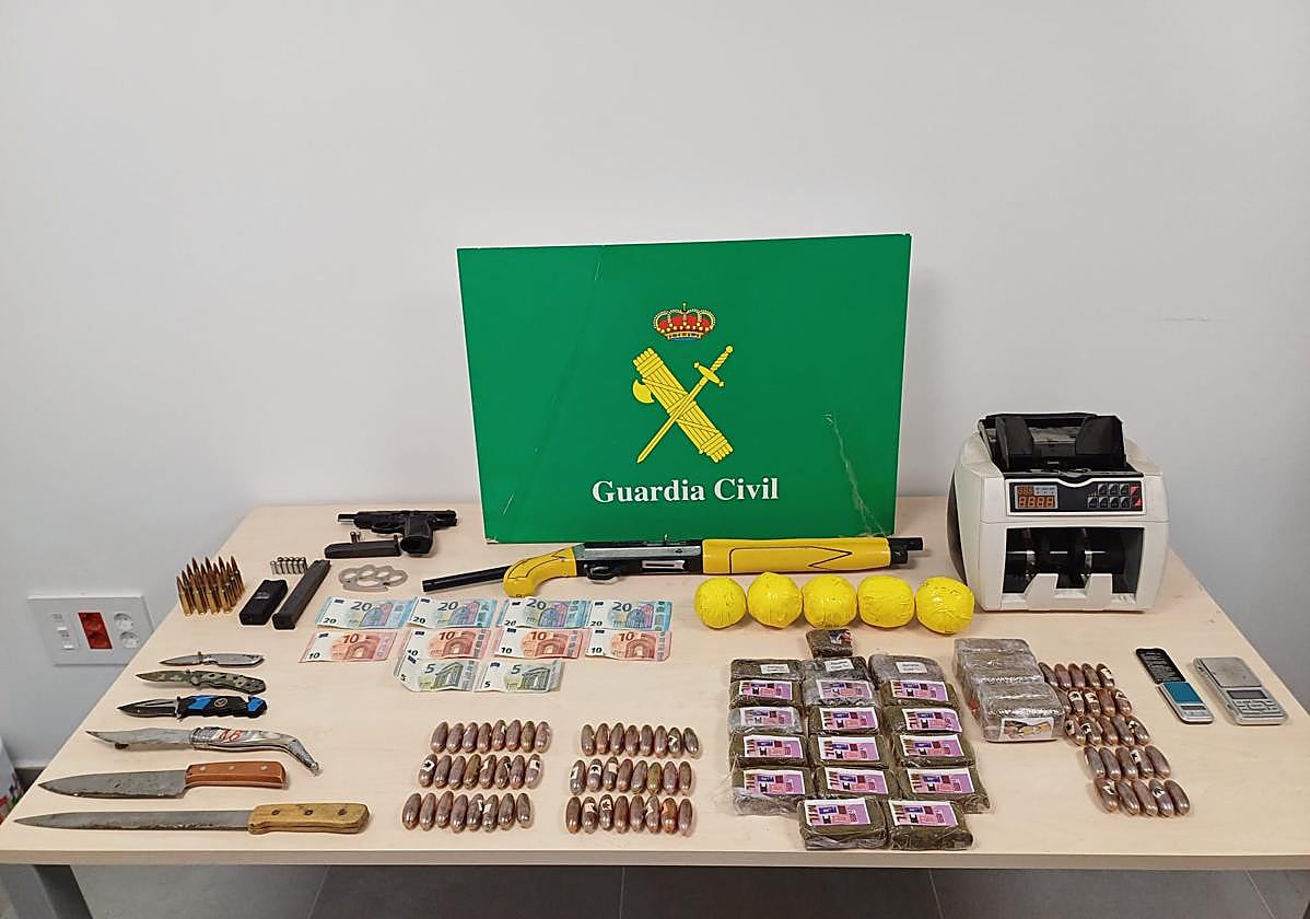 El arsenal de un traficante de Albolote de 82 años.