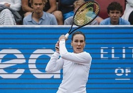 Nuria Párrizas devuelve una bola en un torneo anterior.