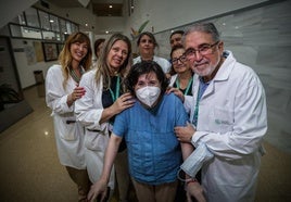 Voluntarios de la AECC y el equipo de Hematología del Hospital del PTS arropan a Gemma.