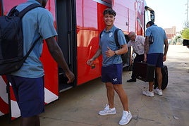 Nico Melamed subiéndose al autobus del Almería, antes de partir a Marbella