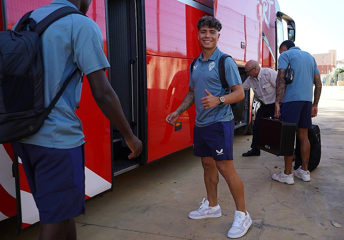 Nico Melamed subiéndose al autobus del Almería, antes de partir a Marbella