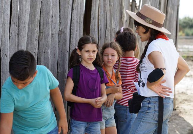 Alicia charla con Rocío Mesa, en el rodaje de 'Secaderos'.