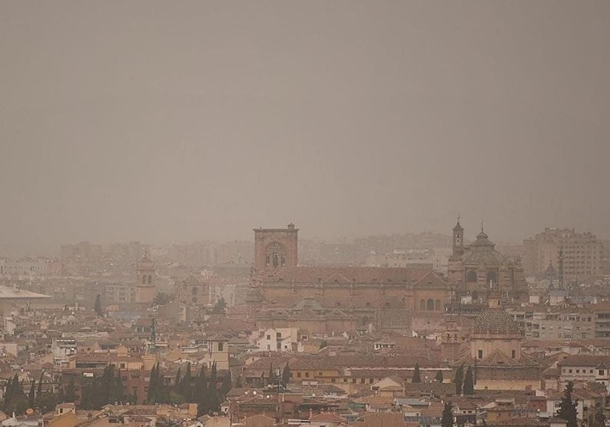 Aviso de la Aemet por calima y polvo sahariano en Andalucía con 44 grados.