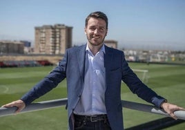 Fran Sánchez posa en la Ciudad Deportiva del Granada durante su etapa en el club.