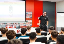 El entrenador Raúl Barroso se dirige a sus pupilos.