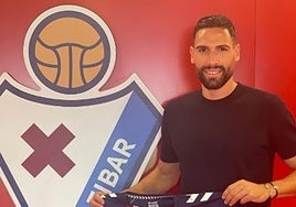 Antonio Puertas posa como nuevo futbolista armero.