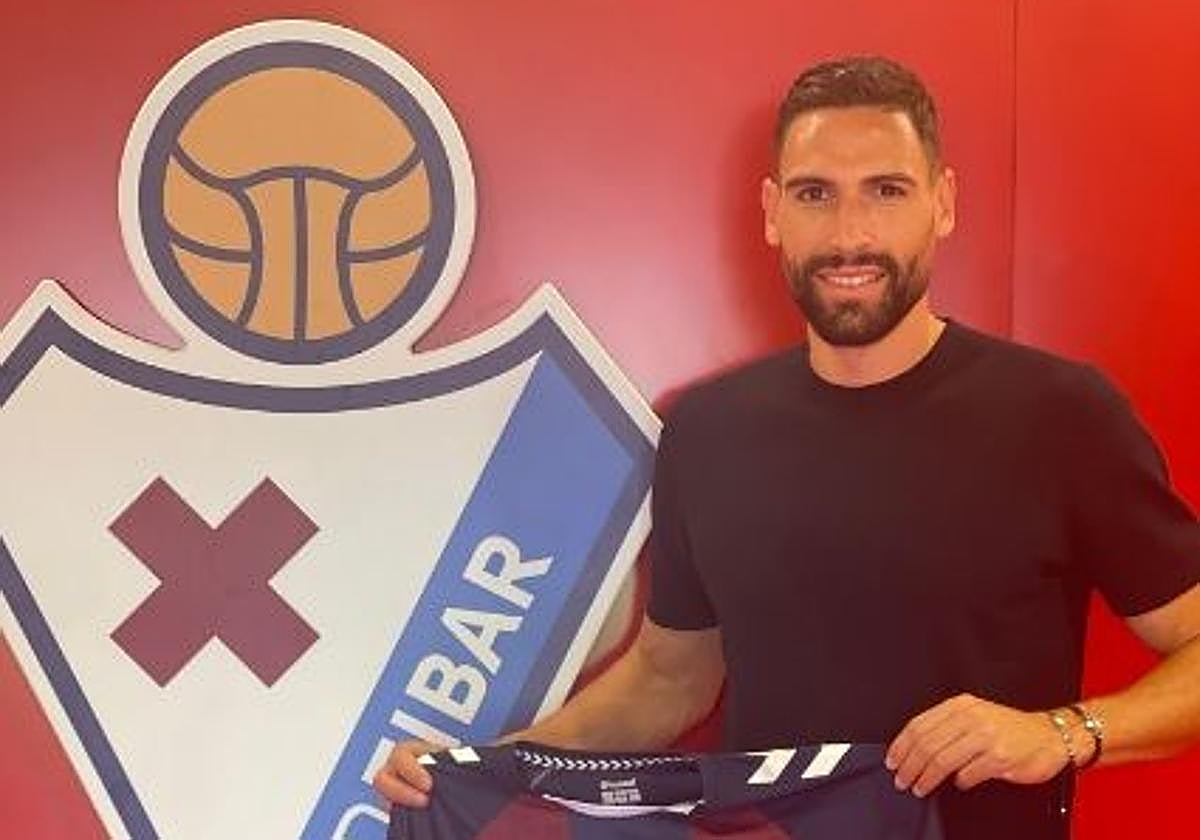 Antonio Puertas posa como nuevo futbolista armero.