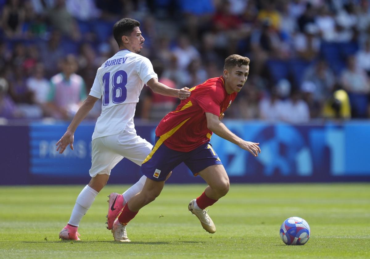 Fermín López perseguido por Buriev en el primer partido de los Juegos Olímpicos de París ante Uzbekistán