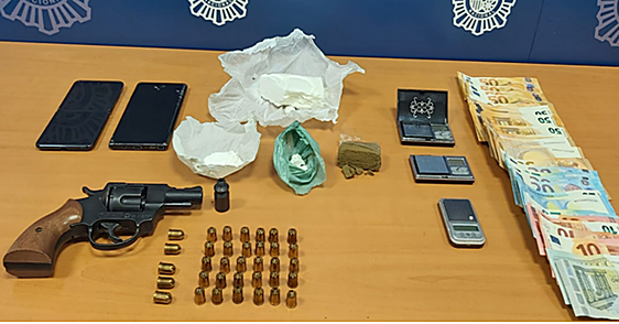 Imagen del arma y material incautado a la pareja