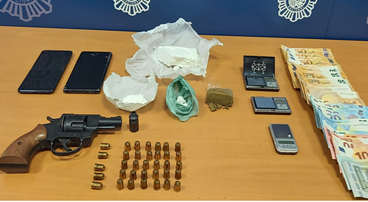 Imagen del arma y material incautado a la pareja