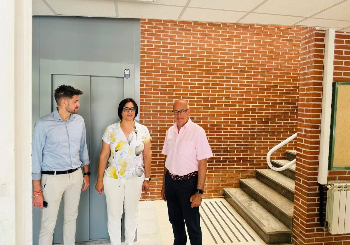 Visita de la delegada a las obras terminadas en el colegio Lucena Rivas de Lanjarón.