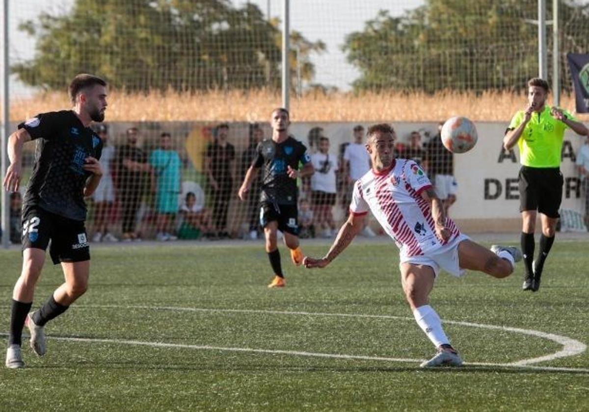 Dani Benítez arma una volea durante un partido con el Arenas.