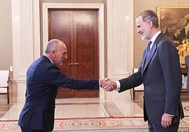 Ildefonso Ruiz estrechando la mano del Rey