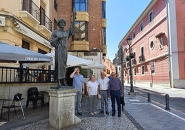 Vecinos del Realejo, junto a la estatua de Yehuda Ibn Tibon, que da la bienvenida al barrio en la calle de la Colcha.