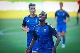 Faye celebra el tanto del empate del Granada.