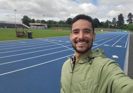 Ignacio Fontes se hace un selfi en la pista de atletismo de Dublín, donde entrena su nuevo núcleo de entrenamiento.