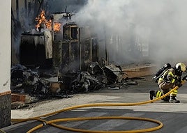 Un incendio en un centro de transformación deja sin luz a varias calles de Pinos Puente.