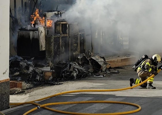 Un incendio en un centro de transformación deja sin luz a varias calles de Pinos Puente.