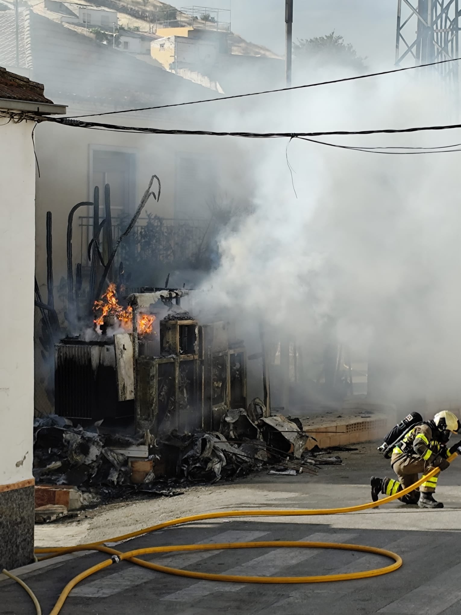 Un incendio en un centro de transformación deja sin luz a varias calles de Pinos Puente.