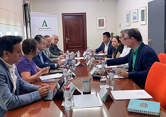 El alcalde, consejeros, delegados de la Junta, el presidente del PP y miembros de JM+, ayer en la Junta.