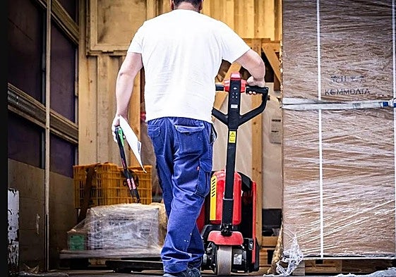 Imagen de archivo de parados en una oficina de empleo