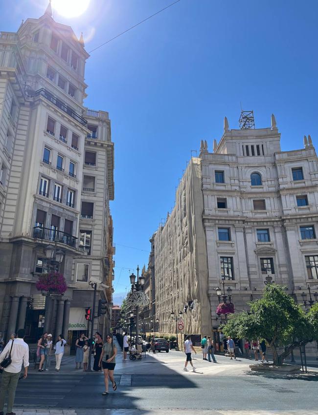 El edificio de Correos, a la derecha.