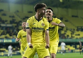 El delantero Álex Forés celebra un gol con el Villarreal B en Segunda división la temporada pasada.