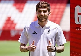 'Gio' Tsitaishvili saluda durante su presentación oficial.