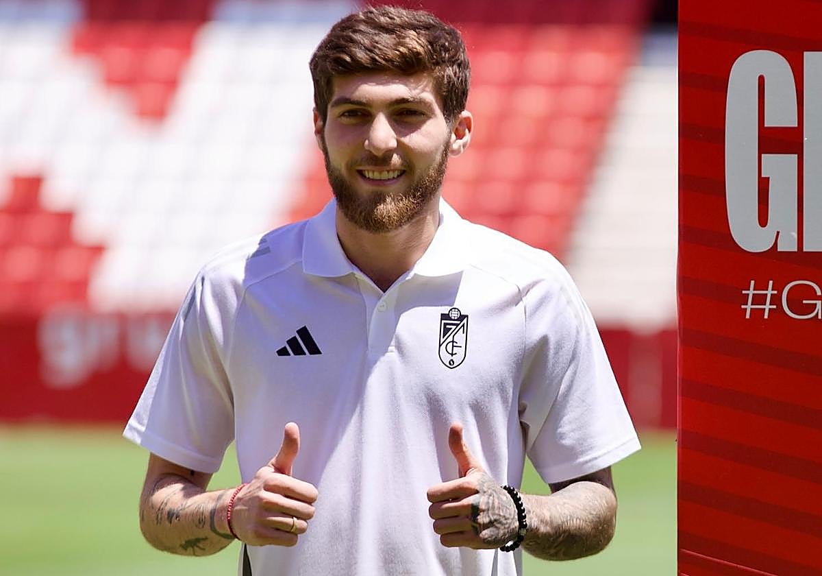 'Gio' Tsitaishvili saluda durante su presentación oficial.