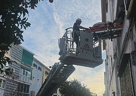 Los Bomberos de Granada, durante un rescate en la capital.