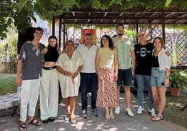 Clara Bardó y Ale Ocaña antes del concierto junto al director del festival, el alcalde y el diputado de Turismo