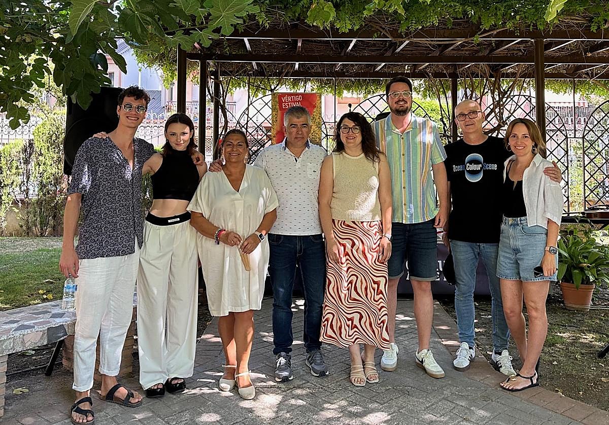 Clara Bardó y Ale Ocaña antes del concierto junto al director del festival, el alcalde y el diputado de Turismo