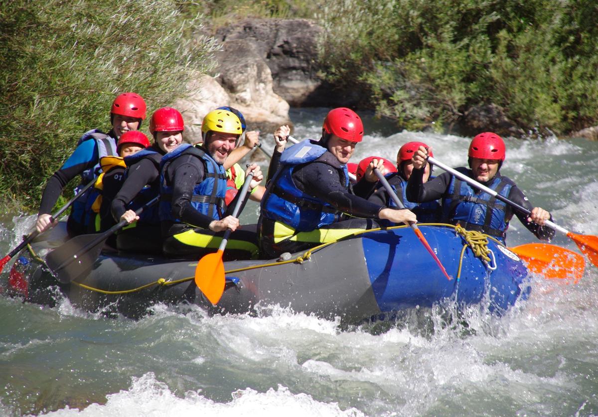 Participantes disfrutando de una jornada de Rafting