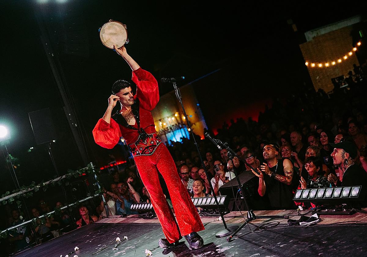 Rodrigo Cuevas durante el concierto