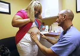 Cirujano bariátrico estudia a una paciente con obesidad.
