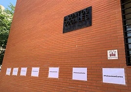 Edificio de Servicios Sociales en Motril con mensajes de apoyo a Juan Carlos Hódar.