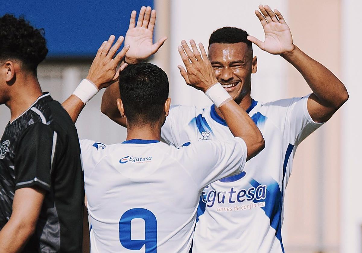 Loïc Williams celebra un gol con un compañero en esta pretemporada.