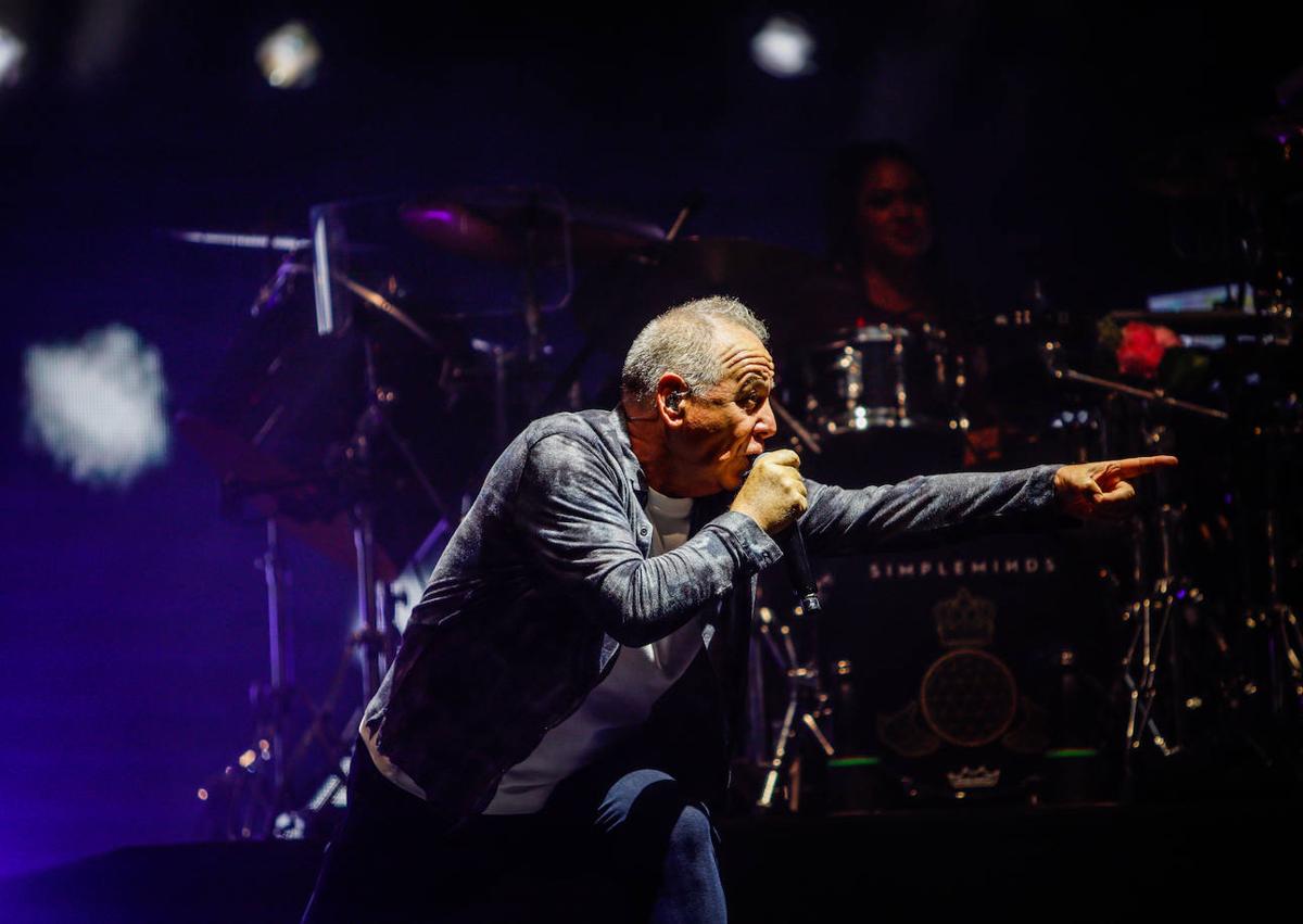 Imagen secundaria 1 - Público entregado durante el concierto; Kerr dándolo todo y Juanma Moreno, al terminar el show, junto al escenario. 