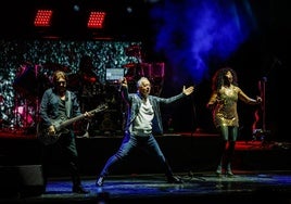 Charlie Burchill, Jim Kerr, guitarra y voz de Simple Minds, con Sarah Brown en el teatro del Generalife.