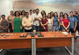 Los participantes en la campaña y Paco Reyes junto a los hallazgos