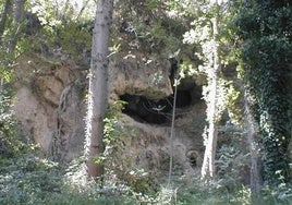 Entrada a la cueva de Vacamía en Dúrcal.