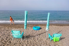 Sombrillas en la Playa de La Guardia en Salobreña.