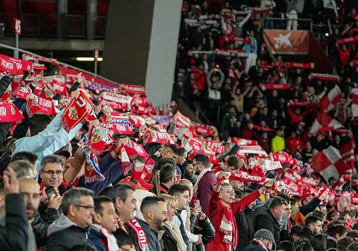 Aficionados de la UD Almería ondeando las bufandas