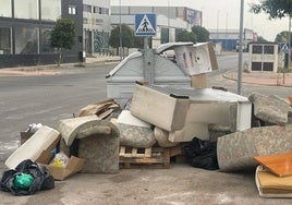 Enseres tirados en el polígono de Los Olivares, en Jaén.