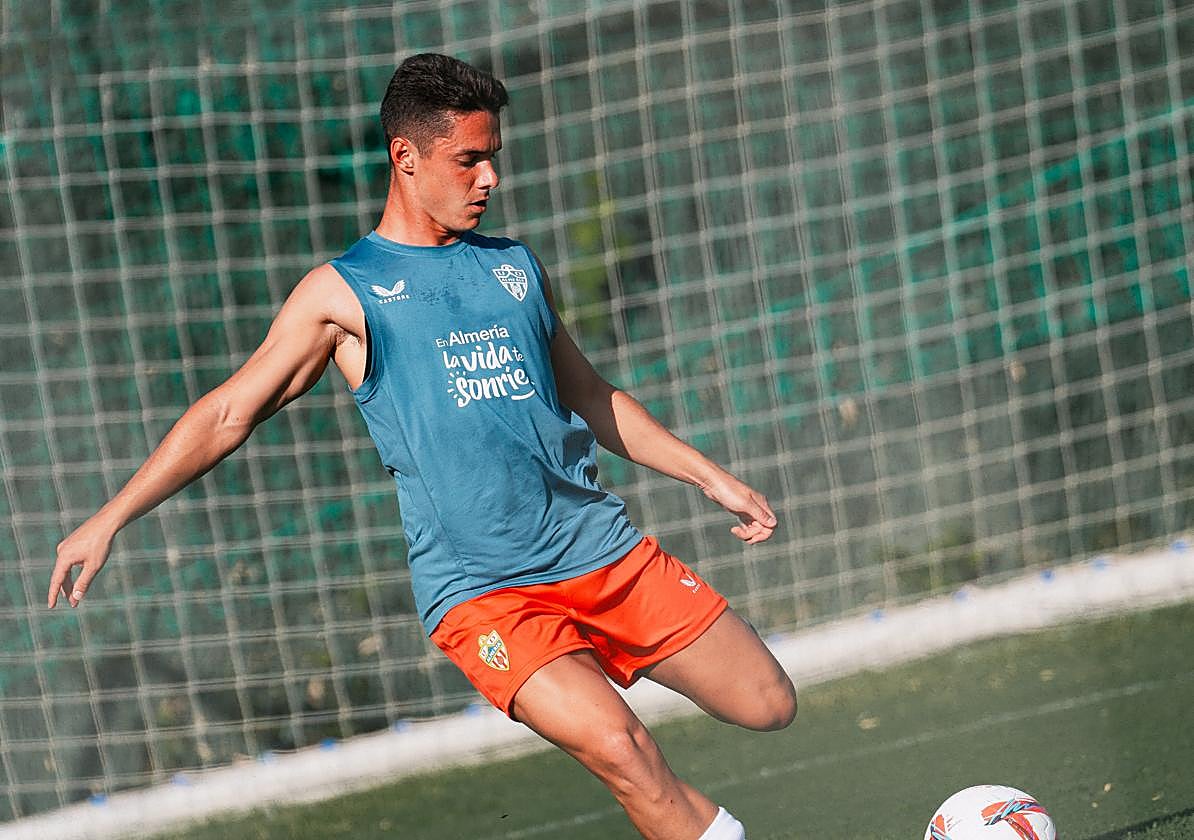 Arribas durante un entrenamineto en Marbella con el Almería