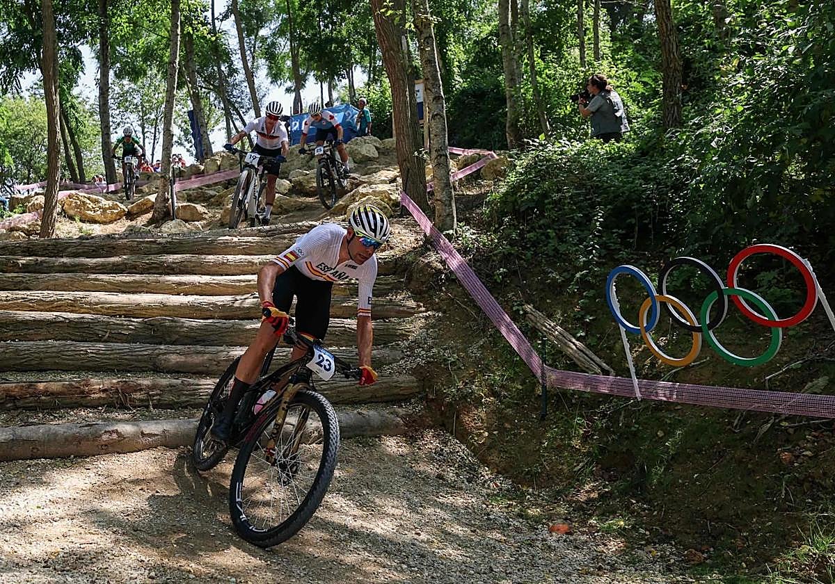 David Valero desciende por una 'escalera' en el circuito de la colina de Élancourt.