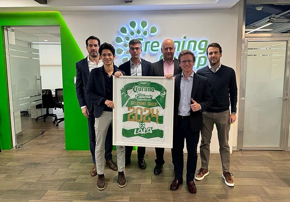El equipo de Greening, con la camiseta del conjunto mexicano.